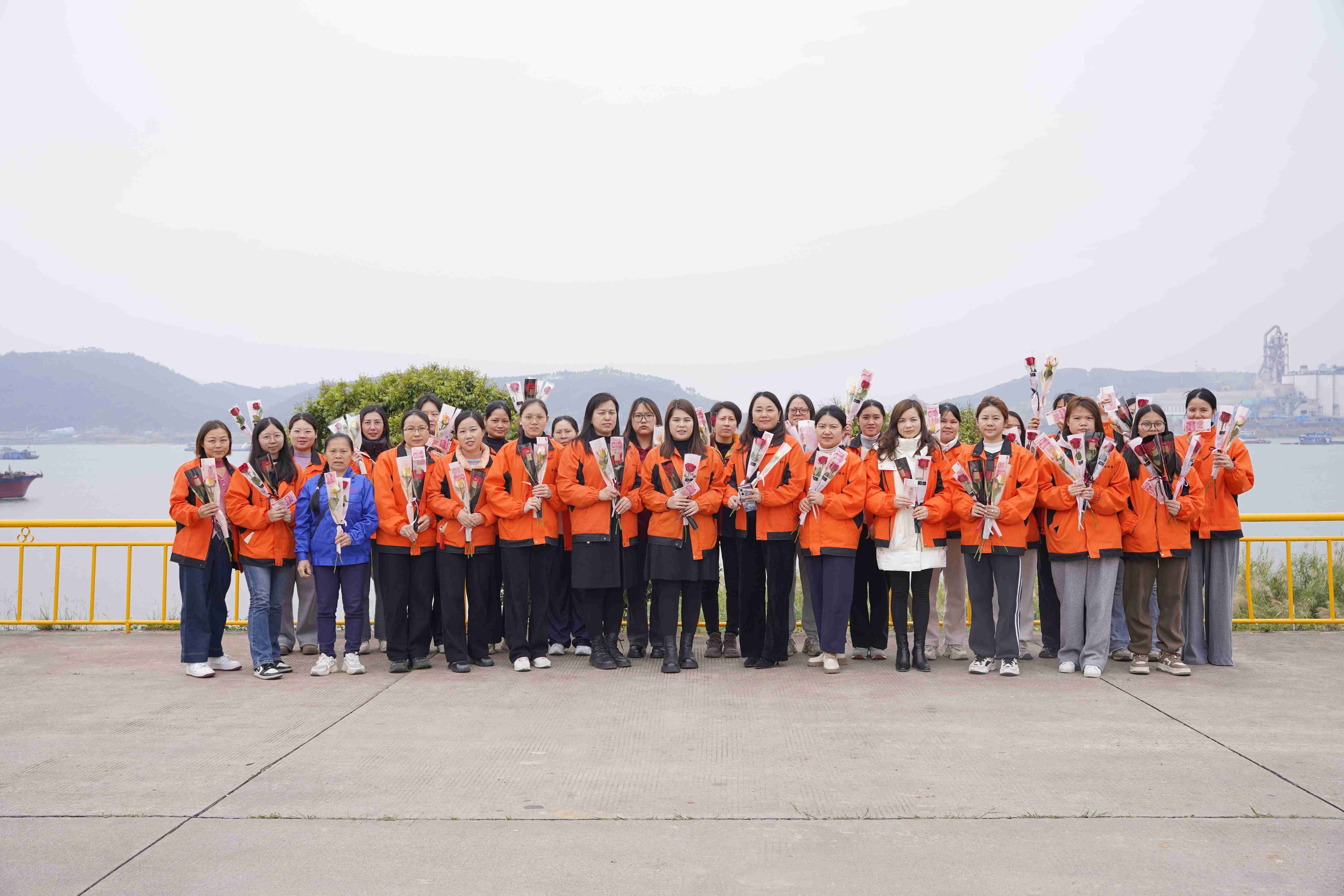 鏗鏘玫瑰 綻放芳華 | 粵佳信公司為全體女職工發(fā)放“三八”婦女節(jié)暖心福利