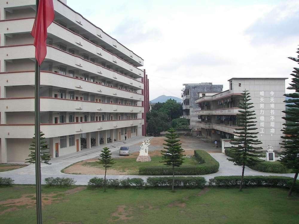 信宜白石中學(xué)